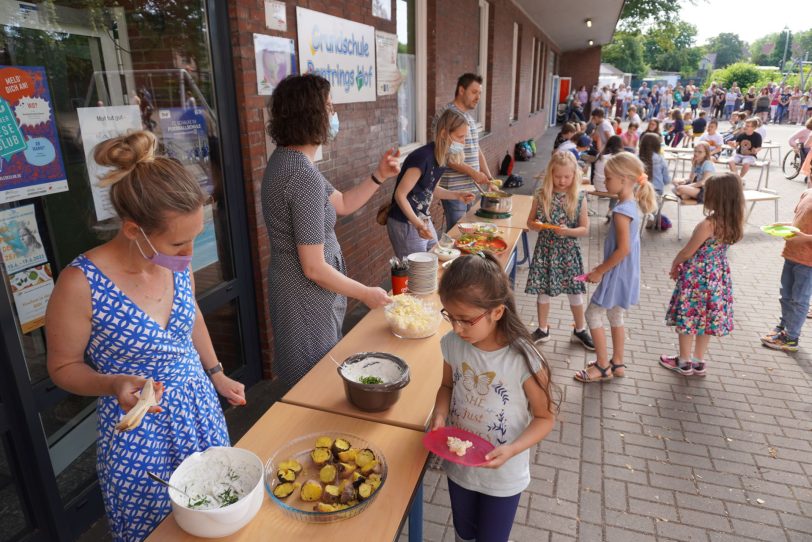 Guten Appetit: Verschiedene Kartoffelgerichte wurden passend zum Fest gekocht und verspeist.
