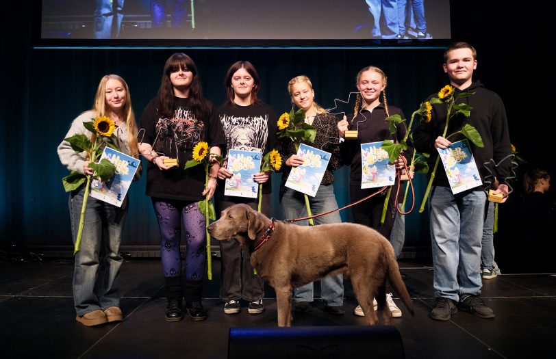 Die Herbertpreisträger 2025 (v.l.): Marleen Schlingmann, Maja und Amelie Bednar, Frida Leese, Maya Bierwagen mit teddy (Hund) und Lucas Kram.