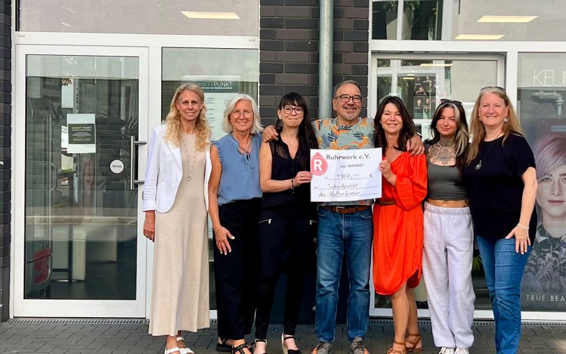 Der Gewinner heißt Ruhrwerk: (v.li.) Kerstin Zulechner (Ruhrwerk), Andrea Kühl, Tanja van Gils, Friseurmeister und Spender Rolf Buchwald, Cordula Klinger-Bischof (Ruhrwerk), Sahra Wächtler und Cornelia Lengert-Scholz (Ruhrwerk). Insgesamt wurden 1.800 Euro überreicht.