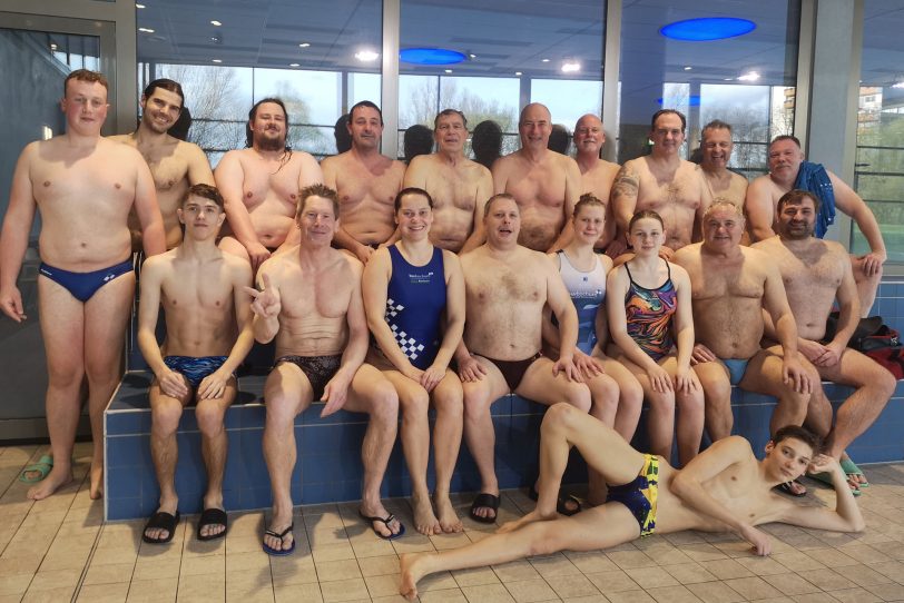 Junge Wasserballer aus der Ukraine erleben ein kleines Stückchen Normalität. Sie nahmen am DSC-Training teil.