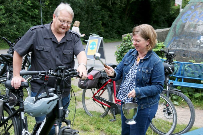 Fahrradsegnung an der Erzbahntrasse.