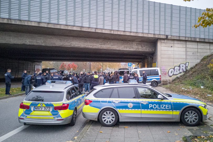 Polizei setzt auf der Bahnhofstraße Fussballfans zur Identitätsfesttellung fest.