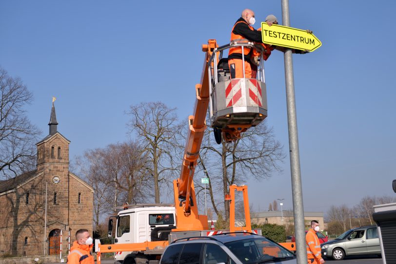 Das Testzentrum auf dem Cranger Kirmes Platz bekommt eine neue Verkehrsführung, dafür werden die alten Schilder abgenommen und neuer Schilder werden angebracht.