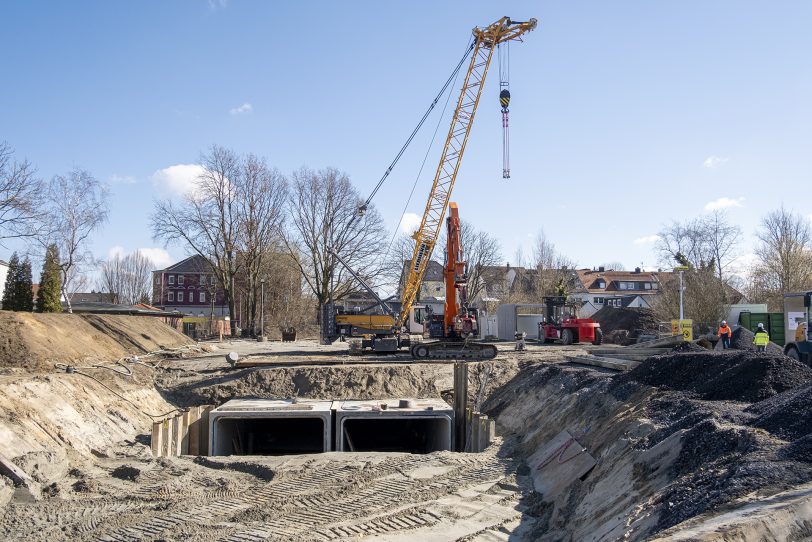 Baumaßnahme Regenrückhalteraum von Stadtentwässerung Herne GmbH & Co. KG an der Sodinger Straße 553 in Herne (NW). Aufnahme vom Freitag (19.03.2021).