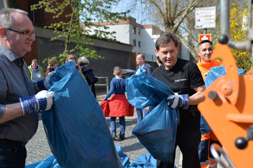 Horst Tschöke und OB Dr. Dudda helfen den Laurentiusschülern bei: Hau weg den Dreck! Herne packt's an. 2019