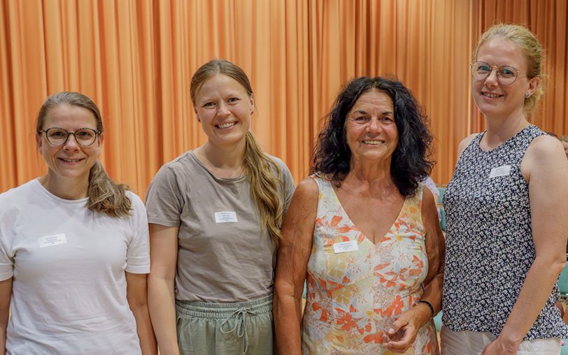 Das Fachforum des Familienbüros fand im Volkshaus Röhlinghausen unter dem Titel „Auf die Basis kommt es an – Basiskompetenzen von Kindern verstehen und fördern“ statt. Mit dabei waren (v.li.) Ulrike Schwarz und Sarah Liebig vom Familienbüro, Prof. Dr. Renate Zimmer und Kirsten Wietoska, Leiterin des Fachbereichs Kinder-Jugend-Familie.