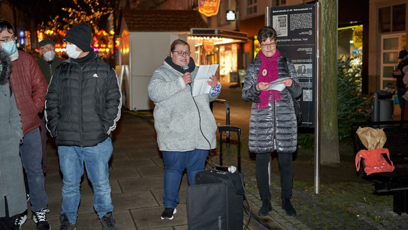 Friedensgebet zum Internationalen Tag Gegen Gewalt gegen Frauen - vor der Kreuzkirche.