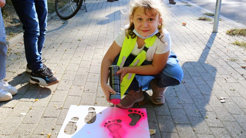 Rote Fußstapfen auf dem Boden weisen nun den Weg in Richtung Michaelschule.