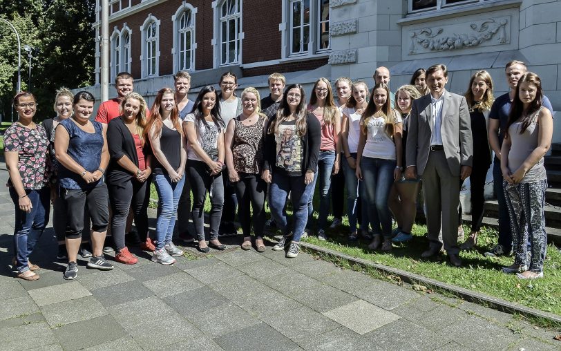 Oberbürgermeister Dr. Frank Dudda (4.v.r.) mit den Berufspraktikanten.