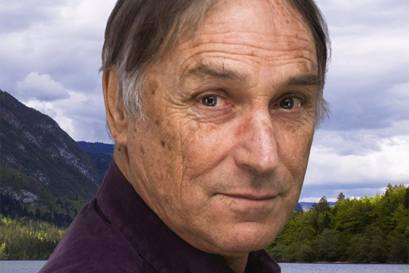 Marko Pogacnik, der in Slowenien geborene UNESCO Künstler für den Frieden hält einen Vortrag in der Hiberniaschule.