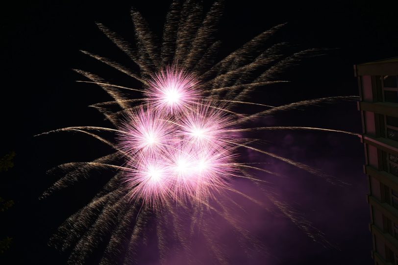 Das Eröffnungsfeuerwerk der Cranger Kirmes 2024, aufgenommen vom Abschussplatz am Westhafen.