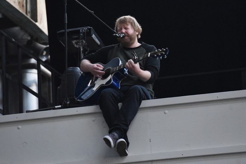 Martin Korecki an der Gitarre sowie...