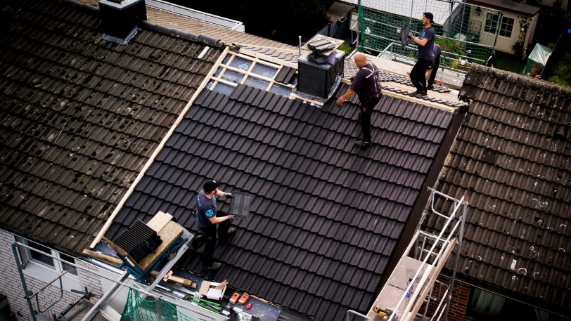 Unter anderem Dachdecker haben volle Auftragsbücher - bekommen derzeit aber kaum oder nur sehr teure Materialien.