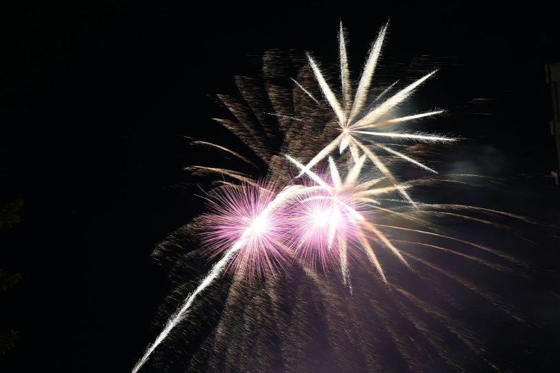 Das Eröffnungsfeuerwerk der Cranger Kirmes 2024, aufgenommen vom Abschussplatz am Westhafen.