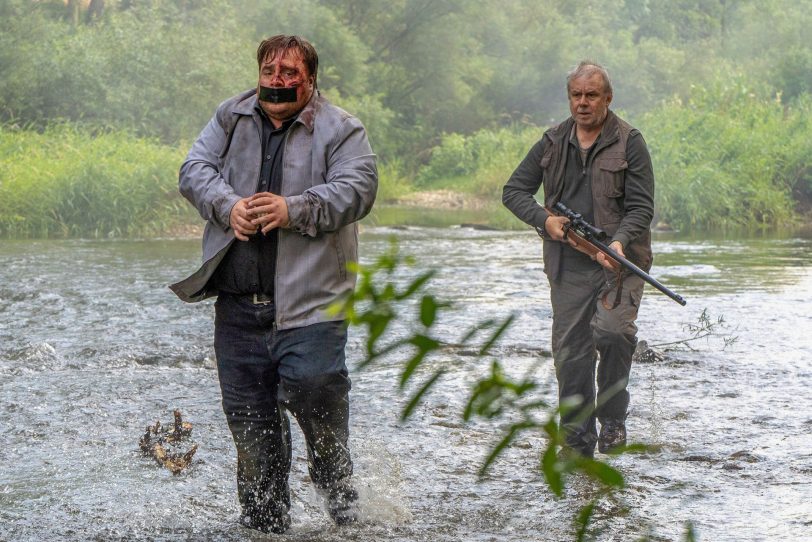 Keine Spuren im Sand: Wolfgang Abeck (Joachim Król, r.) jagt sein Entführungsopfer Robert Haffner (Tristan Seith, li,) durch ein Flussbett im Wald.