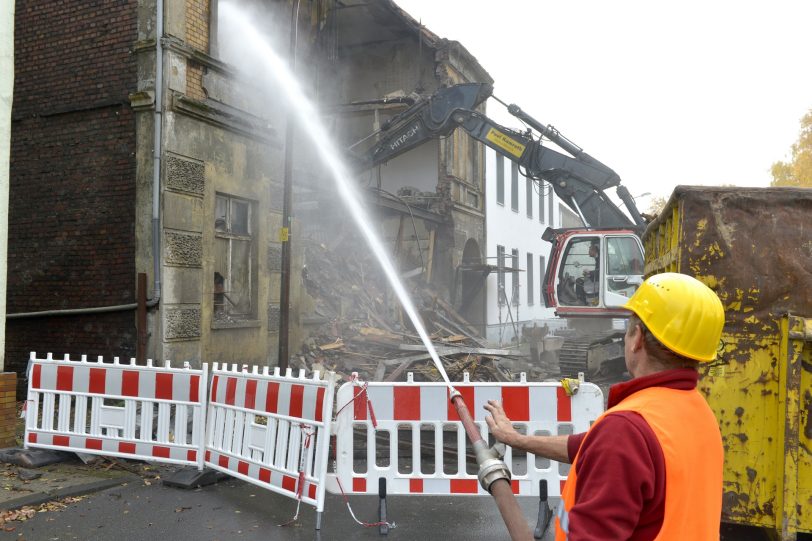 Die Schrott-Immobilie an der Eschstraße wird abgerissen.