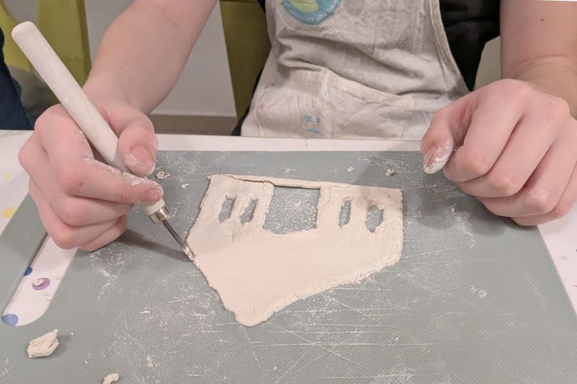 Zweitägiger Workshop in der Kreativwerkstatt &amp;amp;#039;Mondwerkstatt Wanne-Eickel&amp;amp;#039; von Inka Klein-Heidicker. Im Dezember 2025 erstellten elf Kinder im Alter von sieben bis elf Jahren ein Weihnachtsgeschenk: Eine Krippe aus Holz und einer Modelliermasse.