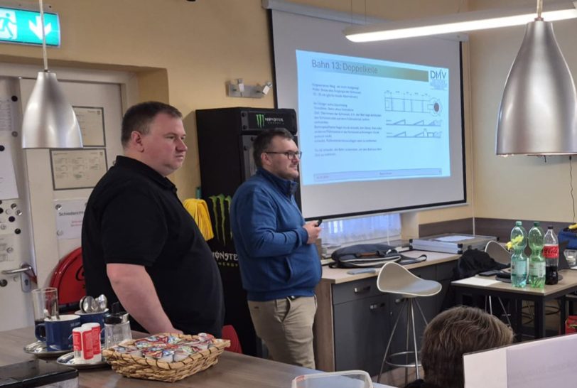 Felix vom Bruch und René Barlog vom Nordrhein-Westfälische Bahnengolf-Verband beim Lehrgang zur Schiedsricherausbildung am DMV-Stützpunkt im Februar 2026.