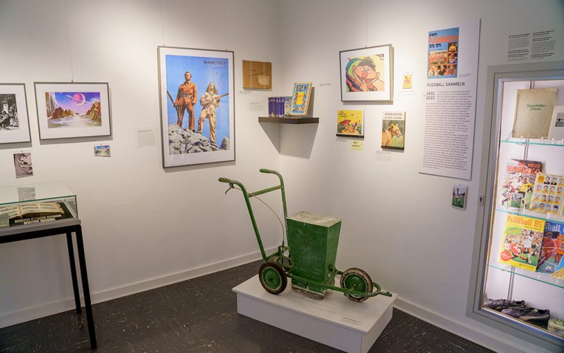 Viele der kleinen Sticker sind in großen Formaten ausgedruckt und an der Wand ausgestellt worden.