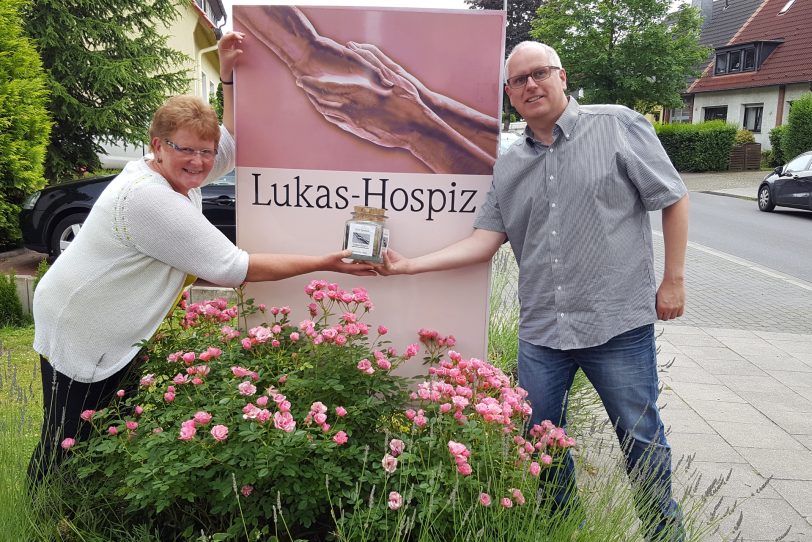 Der Spaziergang 'Bauern, Bürger, Bauten' endet am Lukas-Hospiz. Im Bild: v.l. Anneli Wallbaum, Andreas Janik. (Archivbild)