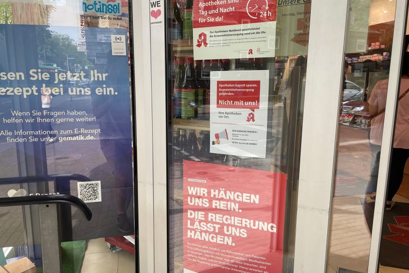 Hier bleibt die Tür zu: Hinweisschilder zum angekündigten Protesttag in Apotheken am Mittwoch, 14. Juni 2023. Der Grund sind unter anderem Lieferengpässe und stressigere Arbeit.