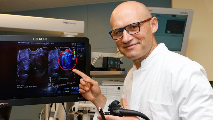 Chefarzt Dr. Viktor Rempel zeigt auf dem neuen Ultraschallgerät der Klinik für Gastroenterologie des St. Anna Hospital Herne die farbliche Hervorhebung des Tumorgewebes, das so bereits während der Ultraschalluntersuchung erkannt werden kann.
