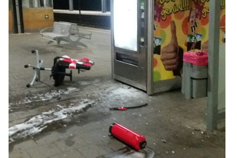 Unbekannte randalieren am Wanner Hauptbahnhof.