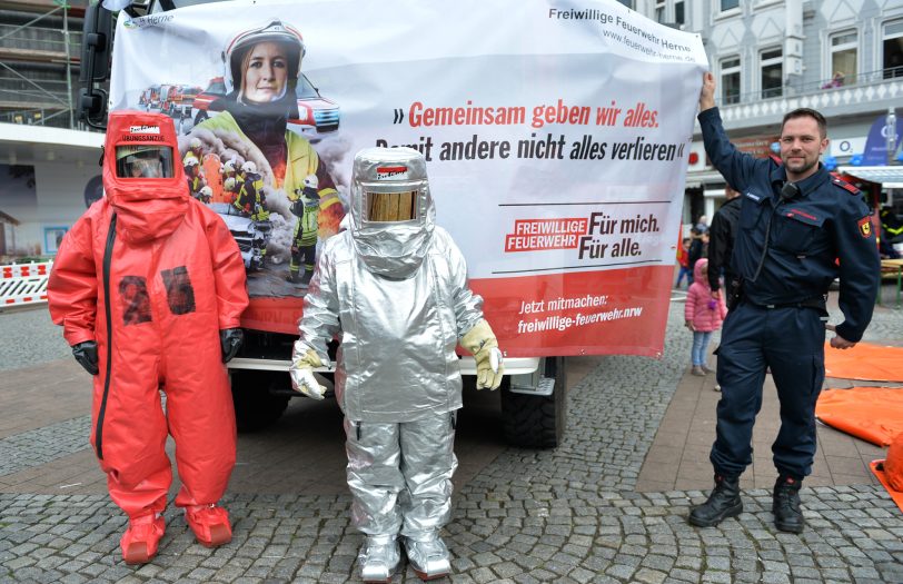 v.l. Chemikalien-Schutzanzug, Hitze-Schutzanzug uns Unterbrandmeister Daniel Kaminski.