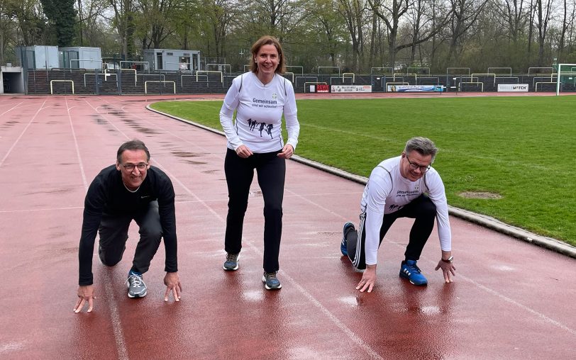 Bereit für den Start des 8. St. Elisabeth Firmenlaufs im Sportpark Eickel: (v.li.) Veranstalter Henning Prinz, Dr. Sabine Edlinger (Geschäftsleitung St. Elisabeth Gruppe) und Rüdiger Döring, Fachbereich Sport.