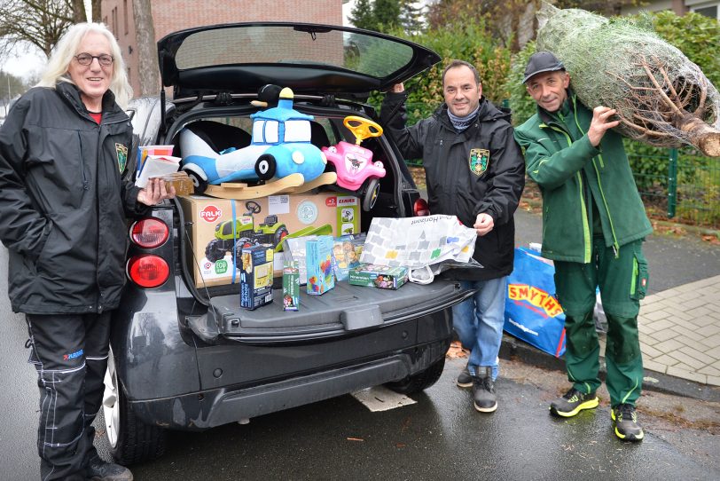 Mondritter Horst Schroder (li.) und Mustafa Kandil bringen einen 'kleinen' Lkw voller Geschenke zum Frauenhaus. Thorsten Klumpen (re.) von der gleichnamigen Gärtnerei in der Lessingstraße lieferte den Weihnachtsbaum für das Frauenhaus.