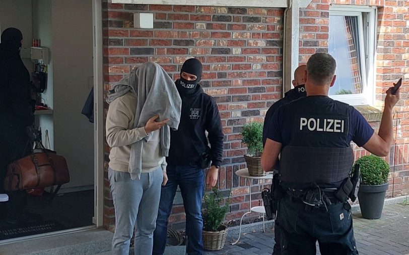 Bei Razzien in neun Bundesländern wurde wegen eingeschleuster Chinesen der Hauptbeschuldigte (44) aus Harrislee in Schleswig-Holstein abgeführt.