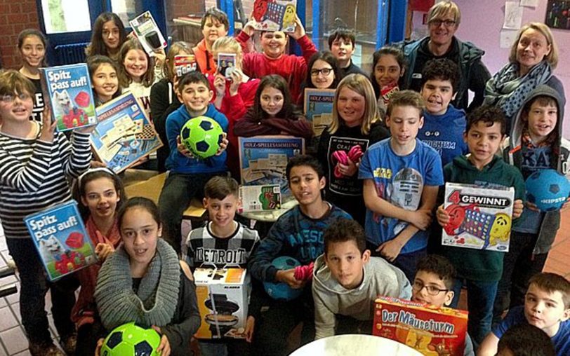 Die Gesamtschüler mit den Spielzeugspenden.