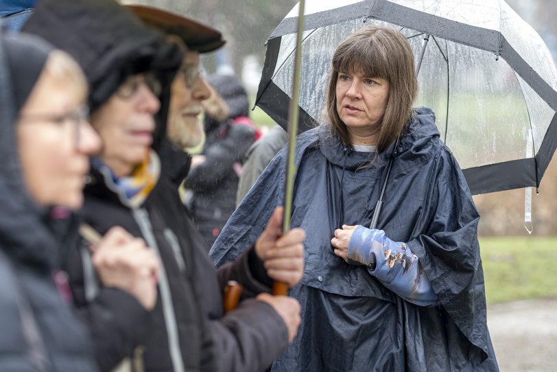 Britta Müller, mit Gänsepullover, bei dem Spaziergang.