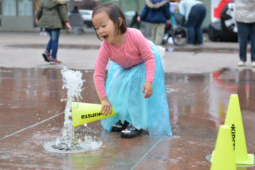 Wasserspiele kommen immer an - da ist das Outfit egal.