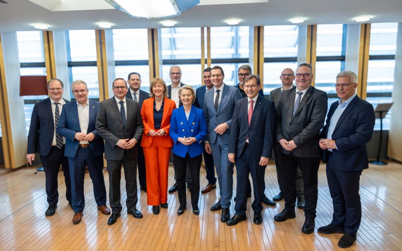 Beim EU-Ruhr-Dialog in Brüssel mit Kommissionspräsidentin Ursula von der Leyen (vorne, 5.v.l.) war auch Hernes Oberbürgermeister Dr. Frank Dudda (4.v.r.) dabei.