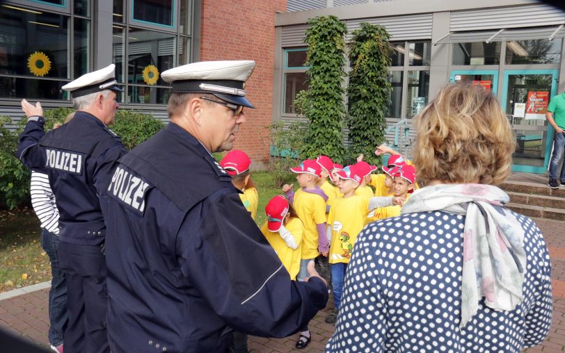 Polizisten erklären den Schulweg. (Archiv)