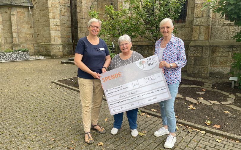 Bei der Spendenübergabe: (v.li.) Hospizdienst-Koordinatorin Karola Rehrmann, Monika Wenskat, Kassiererin der Caritas-Konferenz, und Caritasmitglied Barbara Rohde.