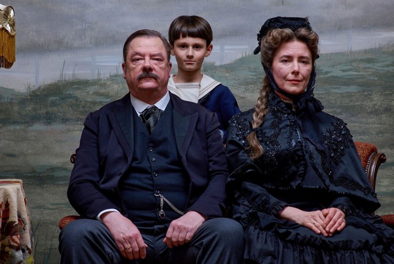 Familienaufstellung: Peter Kurth als Vater Hermann Kafka, Daniel Dongres als junger Franz Kafka und Sandra Korzeniak als Mutter Julie Kafka.