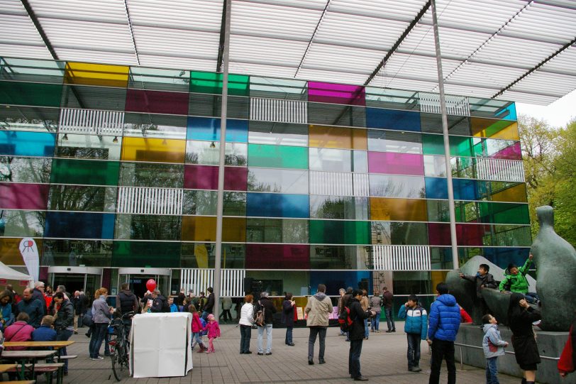Der Blick auf das bunte Ruhrfestspielhaus.