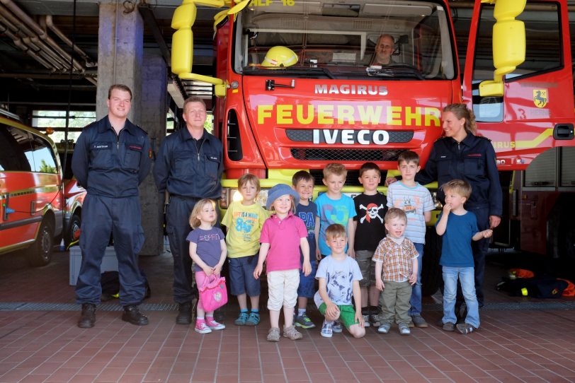 Eltern und Kinder zu Besuch bei der Feuerwehr.