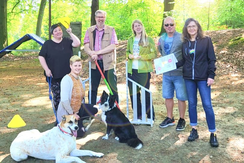Der neue Vorstand der Bunten Hunde SV OG Herne Mark, der im Mai 2023 gewählt wurde. Auf dem Bild sind (v.li., stehend) die Vorsitzende Stephanie Heide-Speckenbach, Reinhard Swoboda, Corinna Zyche, Markus Speckenbach und Tanja Schulz sowie kniend Julia Blatt.