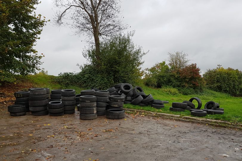 Illegal abgelegte Altreichen auf dem Parkplatz - Auf dem Stennert - direkt am Südfriedhof.