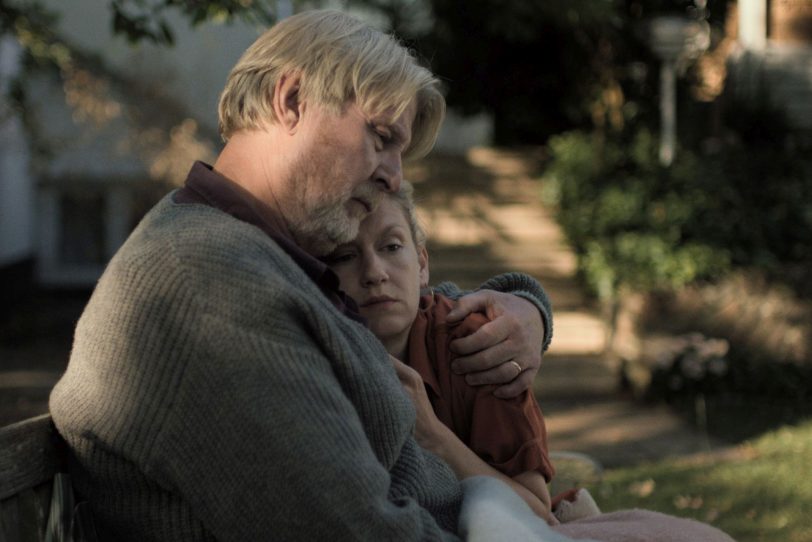 Ein großes Versprechen: Erik (Rolf Lassgård) und seine Tochter Sarah (Anna Blomeier) trösten einander.