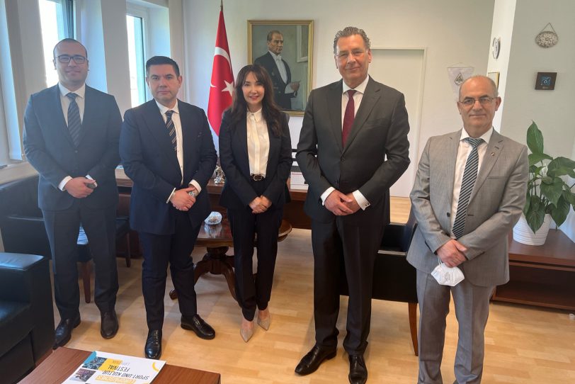 Stellvertretender Generalkonsul Mustafa Aldı, Generalkonsul Sezai Tolga Şimşir, SPD-Stadtverordnete Nurten Özcelik, SPD-Fraktionsvorsitzender Udo Sobieski sowie der Konsulatsmitarbeiter Mehmet Simsek.