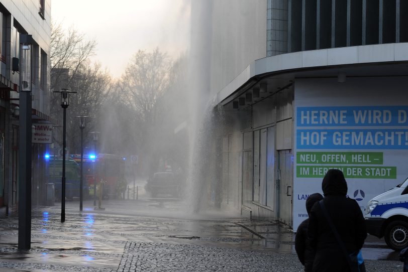 Wasserfontäne vor dem Hertie-Haus.