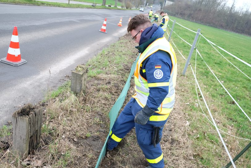 THW baut Krötenschutz-Zaun an der Hofstraße.