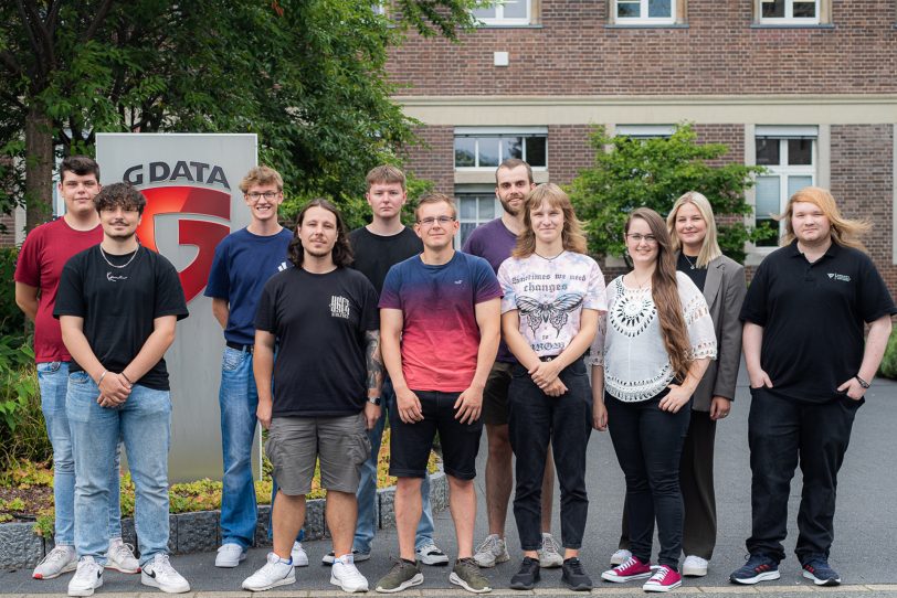 Zehn der elf Auszubildenden mit Mikael Bomba, dem Ausbilder im technischen Bereich (1.Reihe, 2.v.l.)