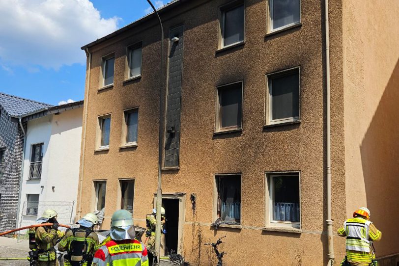 Eine Person wurde mit schweren Brandverletzungen in ein Spezialkrankenhaus gebracht.