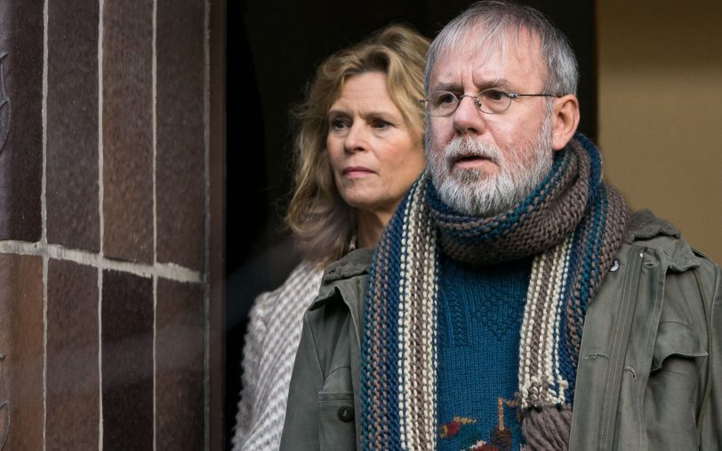 Joachim Król (re.) mit ungewohntem Vollbart als unverbesserlichen Revoluzzer im Wollstrickpullover Joschi und Leslie Malton als furienhafte Linda.