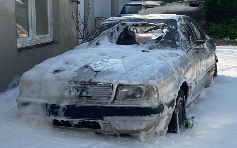 In einem Hinterhof in Wanne-Süd brach in einem Einkaufswagen mit Papier Feuer aus, die Flammen schlugen dann auf einen Pkw über.